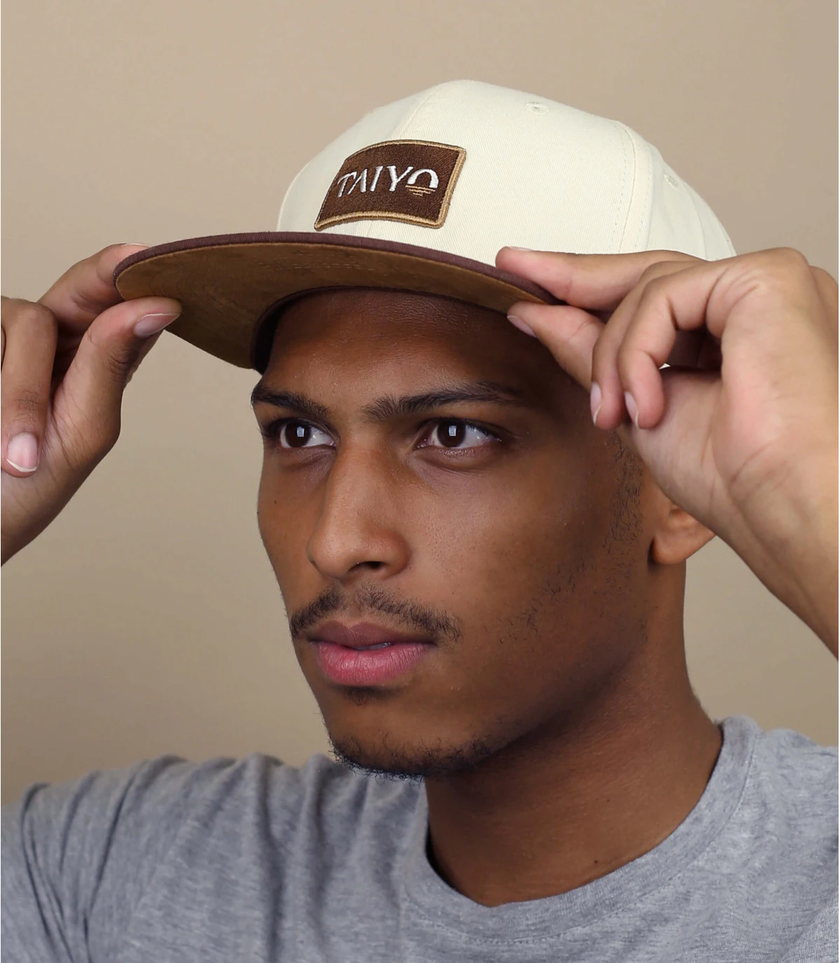 Badge Logo Snapback Beige 1 Badge Logo Snapback Beige